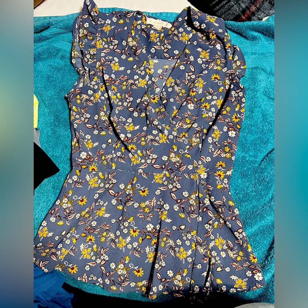 Short sleeve blouse with tie around waist. No scammers